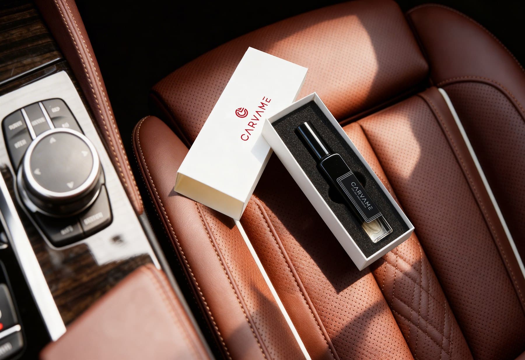Produs parfumat cu ambalaj premium, fotografiat într-un interior auto.