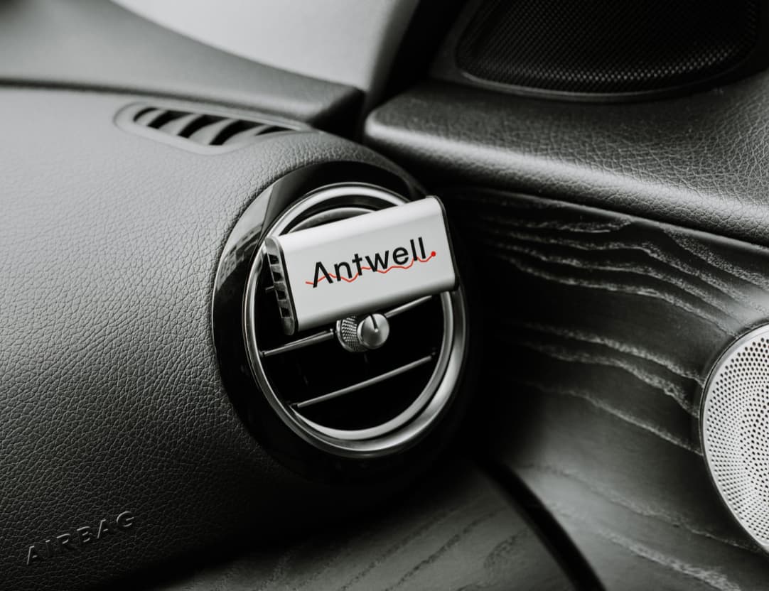 Parfum auto personalizat, montat pe grila de ventilație.
